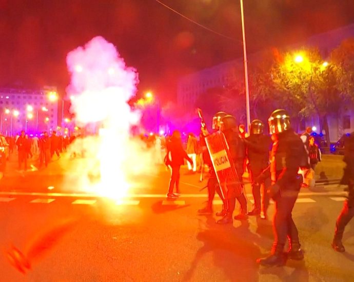 riot-police-deployed-in-madrid-as-protests-erupt-over-deadly-train-crash