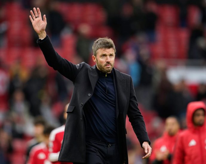 manchester-united’s-carrick-backs-fernandes-and-is-expected-to-face-chelsea