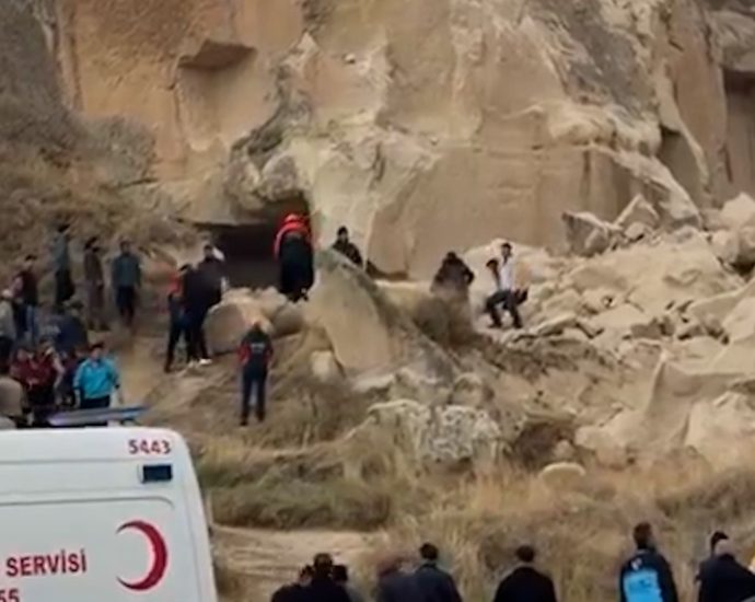 deadly-rock-collapse-at-famous-turkiye-tourist-site