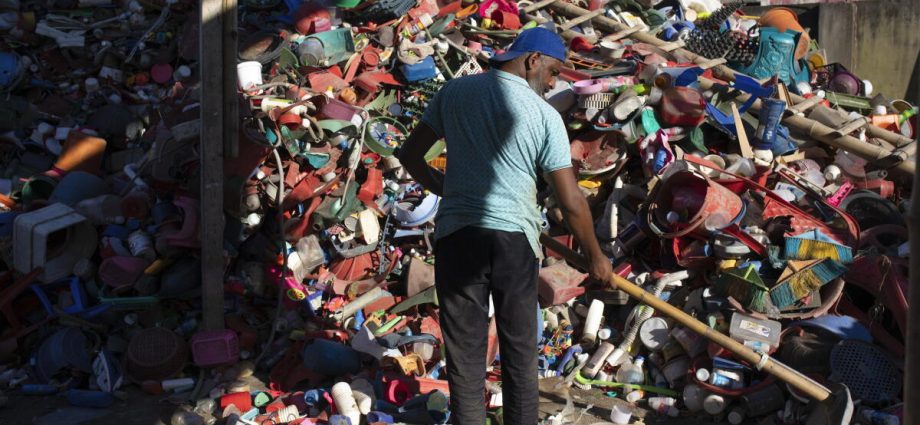 as-plastic-law-goes-into-effect,-industry-sets-the-numbers