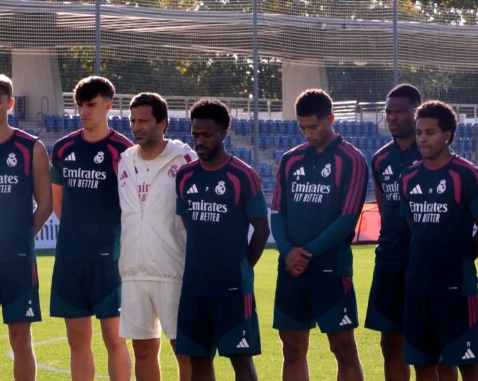 real-madrid-and-fc-barcelona-honour-spain-train-crash-victims