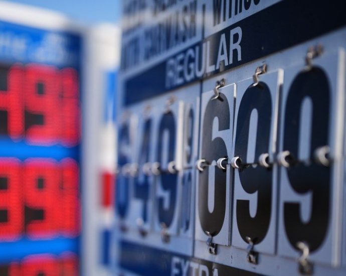 oil-flows-are-up-as-iran-war-turmoil-eases.-why-do-prices-keep-rising?