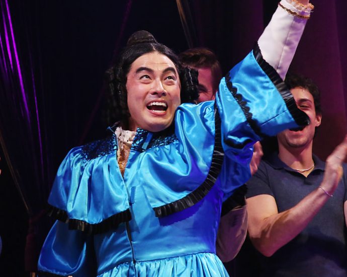 bowen-yang-says-maya-rudolph’s-‘oh,-mary!’-advice-was-‘get-the-knee-pads’