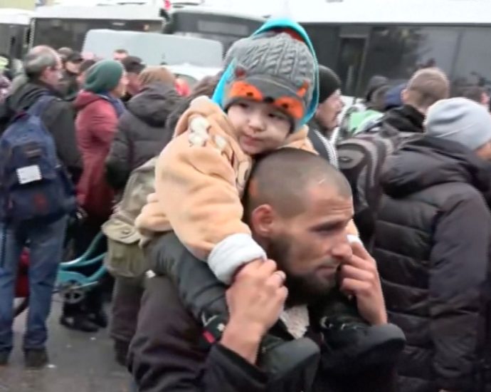 hundreds-evacuated-from-melania-brokered-ceasefire-town-of-oleshky