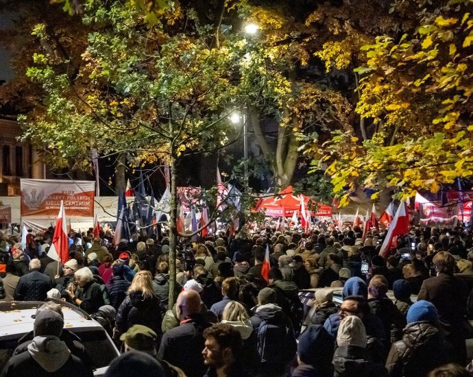 poland’s-president-joins-protest-amid-constitutional-crisis-at-top-court