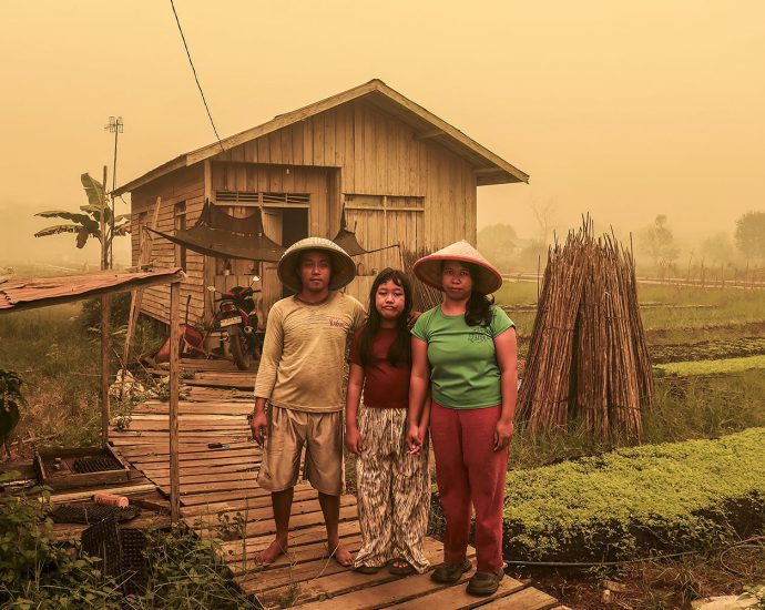 ‘looks-like-mars’:-toxic-smog-from-indonesia-wildfires-sparks-health-crisis,-protests