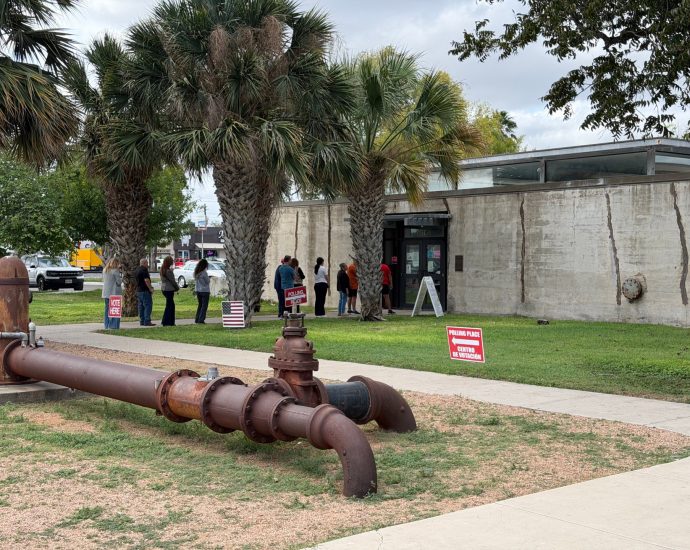 ‘paycheck-to-paycheck’:-texas-border-voters-shed-parties-amid-economic-woes