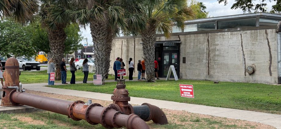 ‘paycheck-to-paycheck’:-texas-border-voters-shed-parties-amid-economic-woes