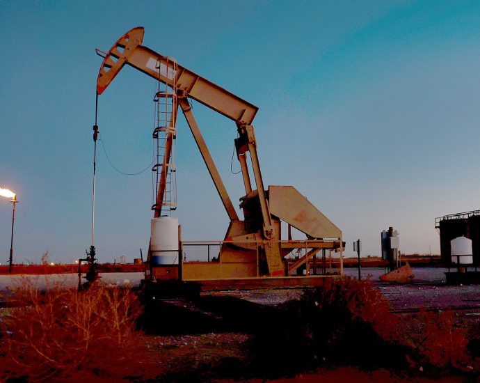 as-gas-prices-soar,-american-oil-companies-report-massive-profit-gains