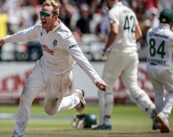 south-africa-hammer-australia-as-harmer-takes-career-best-bowling-of-6-16